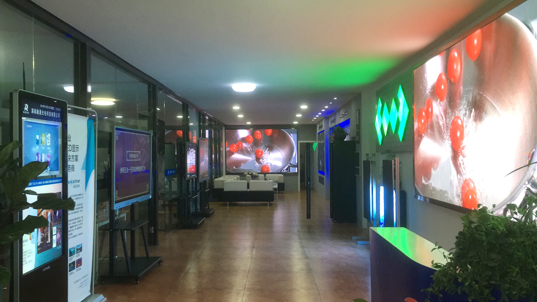 LED顯示屏,室內全彩LED,戶外LED顯示屏,LED顯示屏供應商,戶外彩色LED顯示屏,LED顯示屏生產廠家,高密度LED全彩顯示屏,湖南LED顯示屏,湖南室內全彩LED